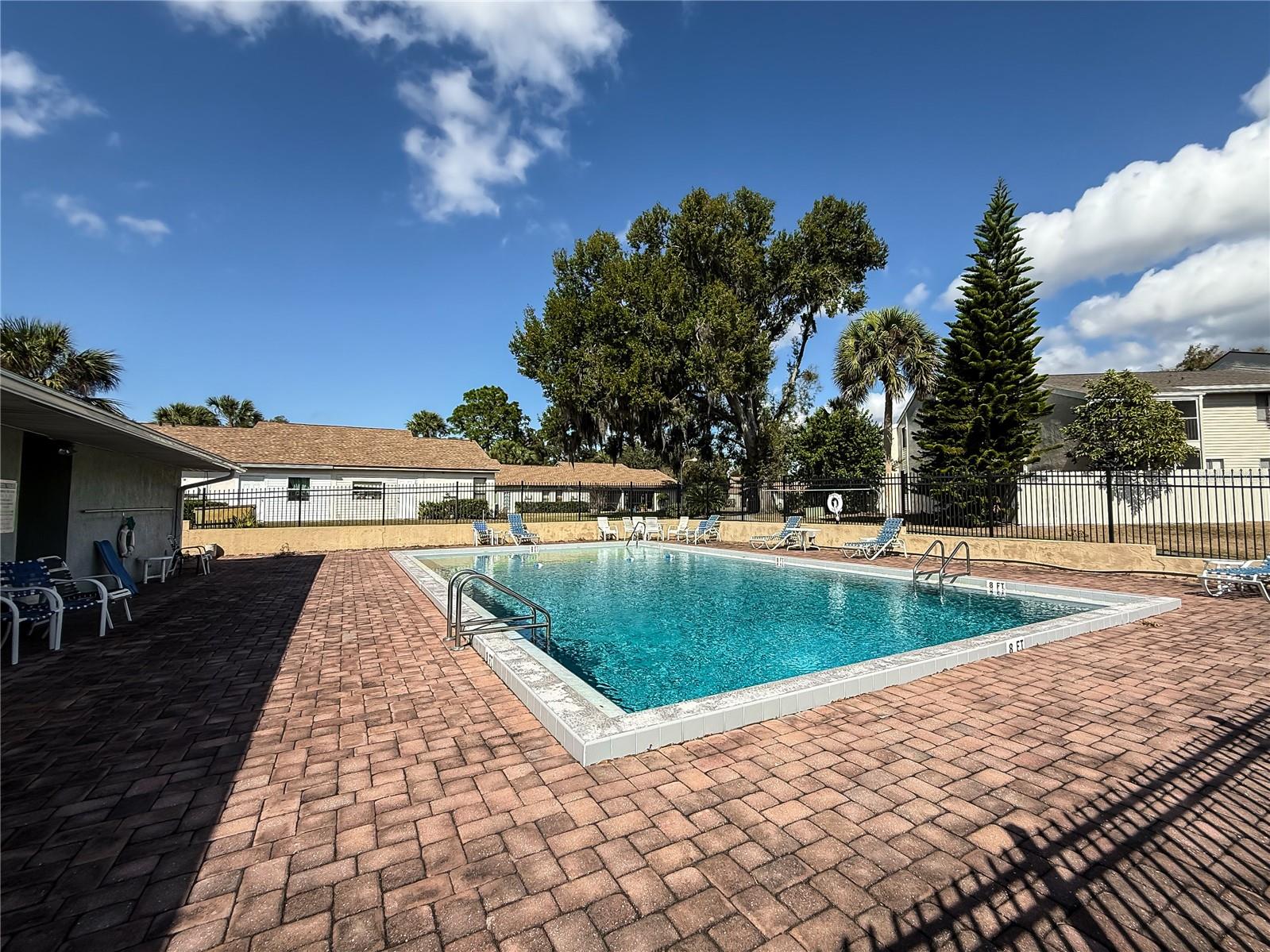 ERROL OAKS CONDO 01 - Residential