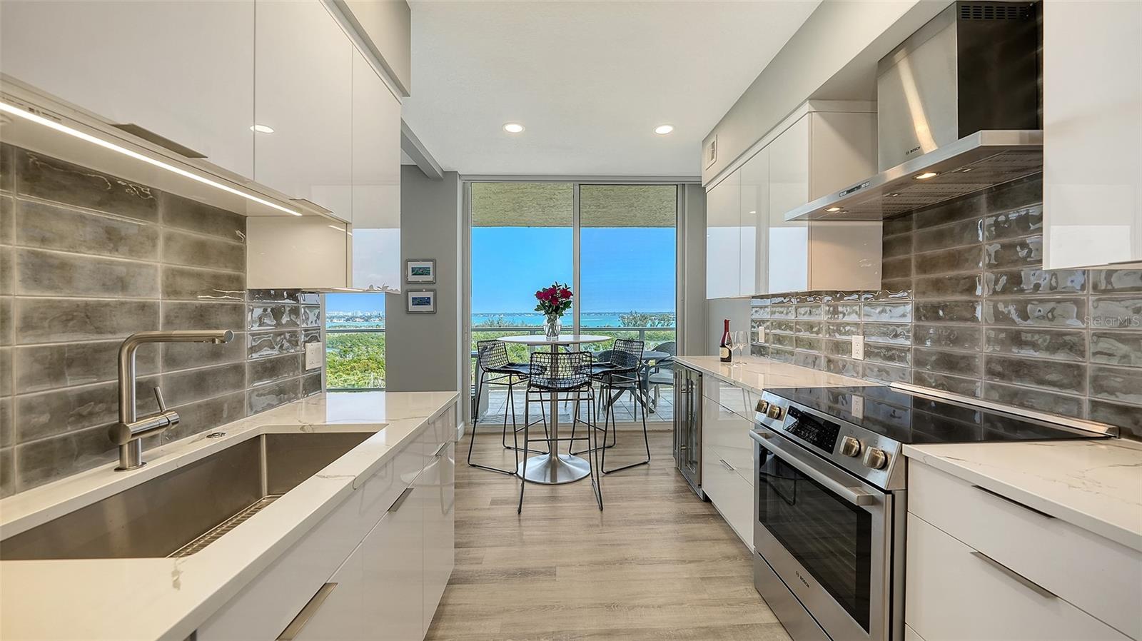 L ELEGANCE ON LIDO BEACH - Residential