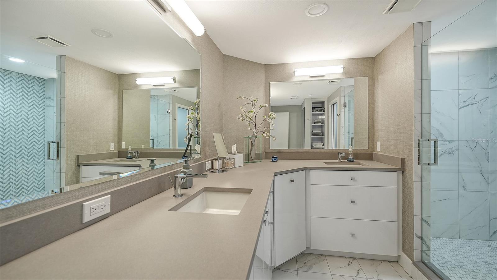 L ELEGANCE ON LIDO BEACH - Residential