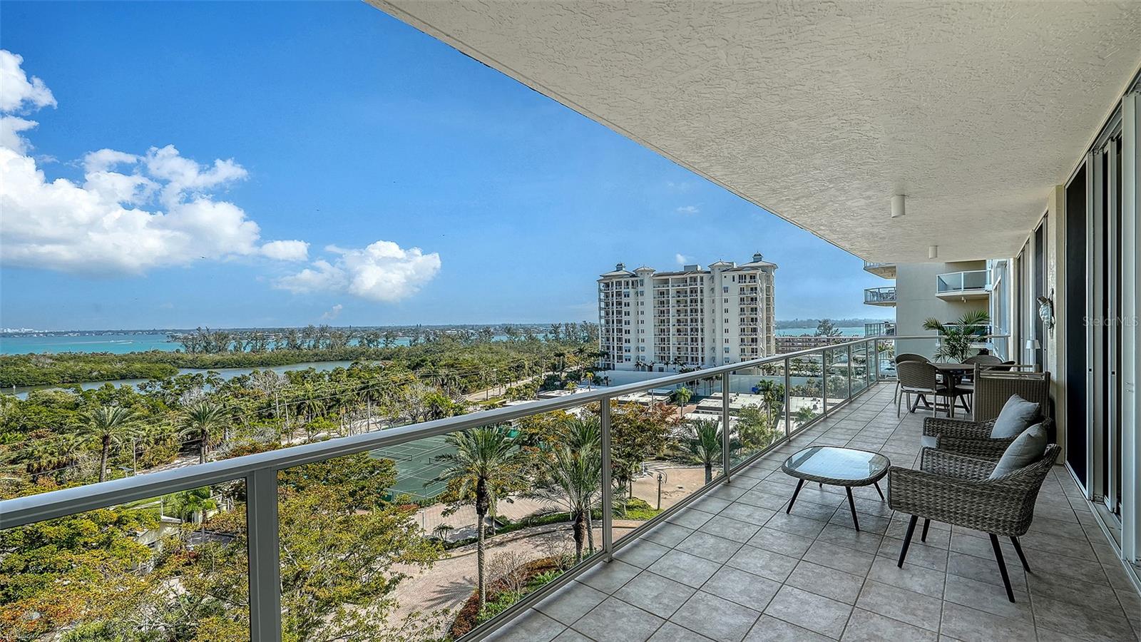 L ELEGANCE ON LIDO BEACH - Residential