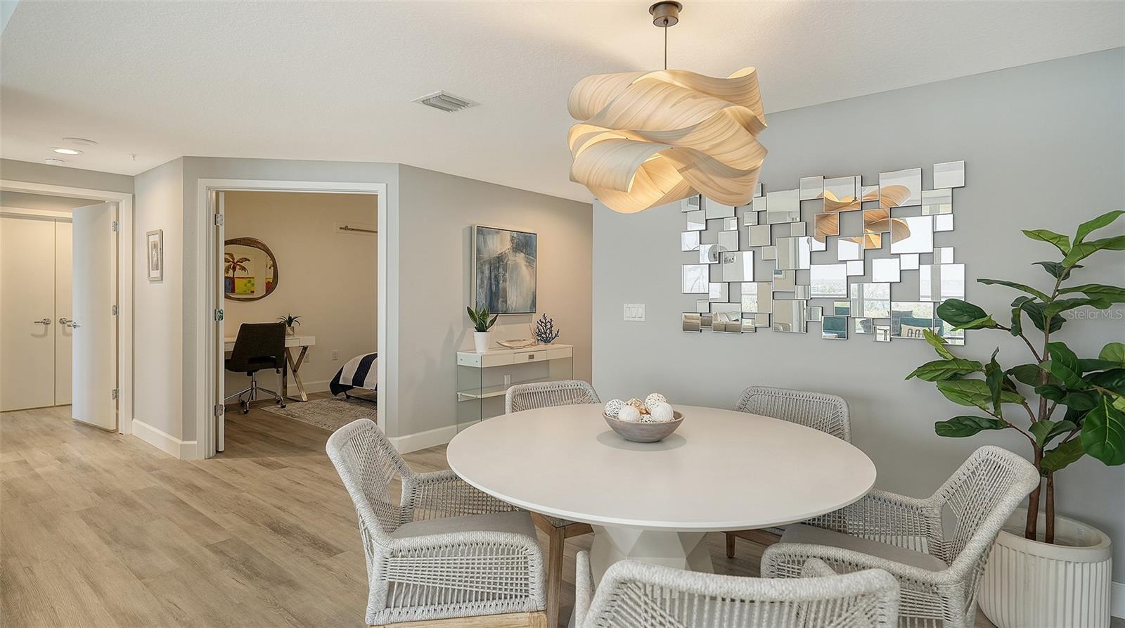 L ELEGANCE ON LIDO BEACH - Residential