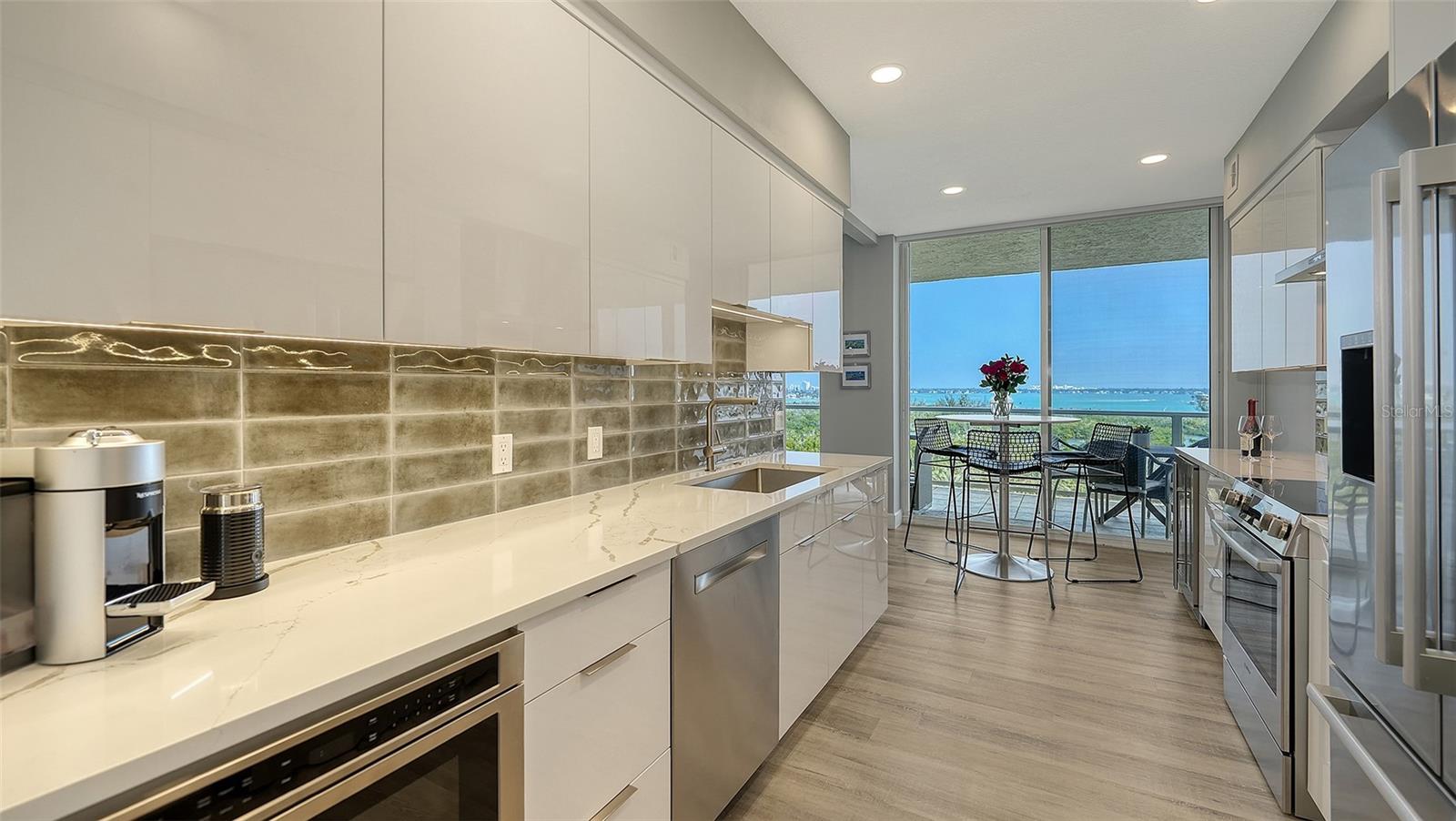 L ELEGANCE ON LIDO BEACH - Residential