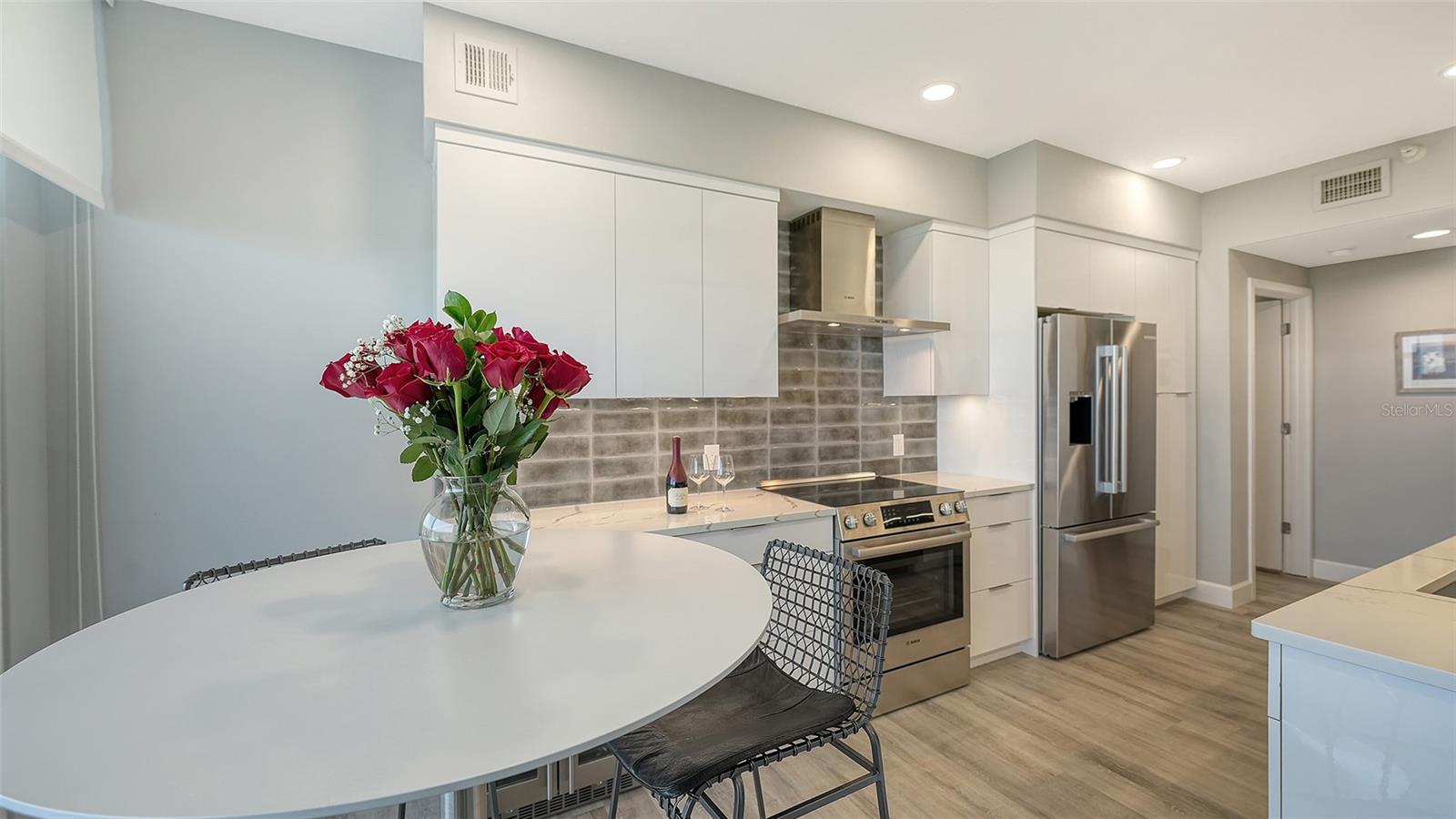 L ELEGANCE ON LIDO BEACH - Residential