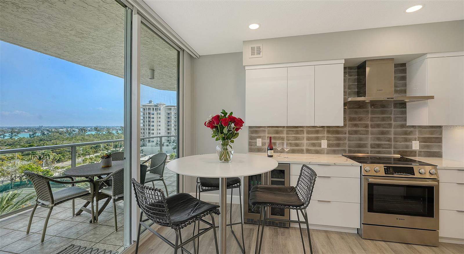 L ELEGANCE ON LIDO BEACH - Residential