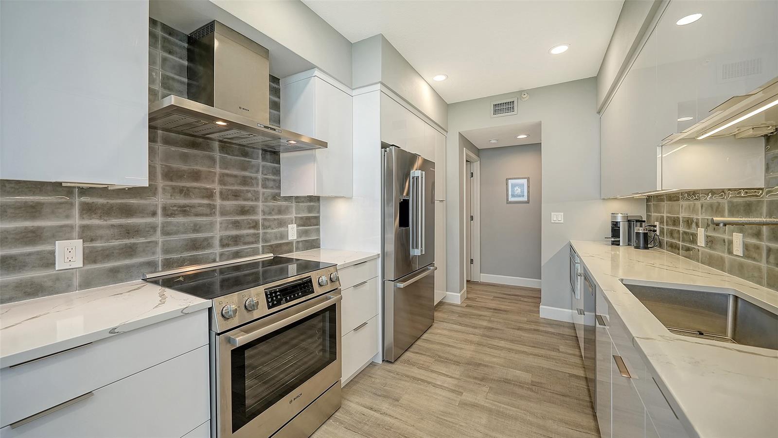 L ELEGANCE ON LIDO BEACH - Residential