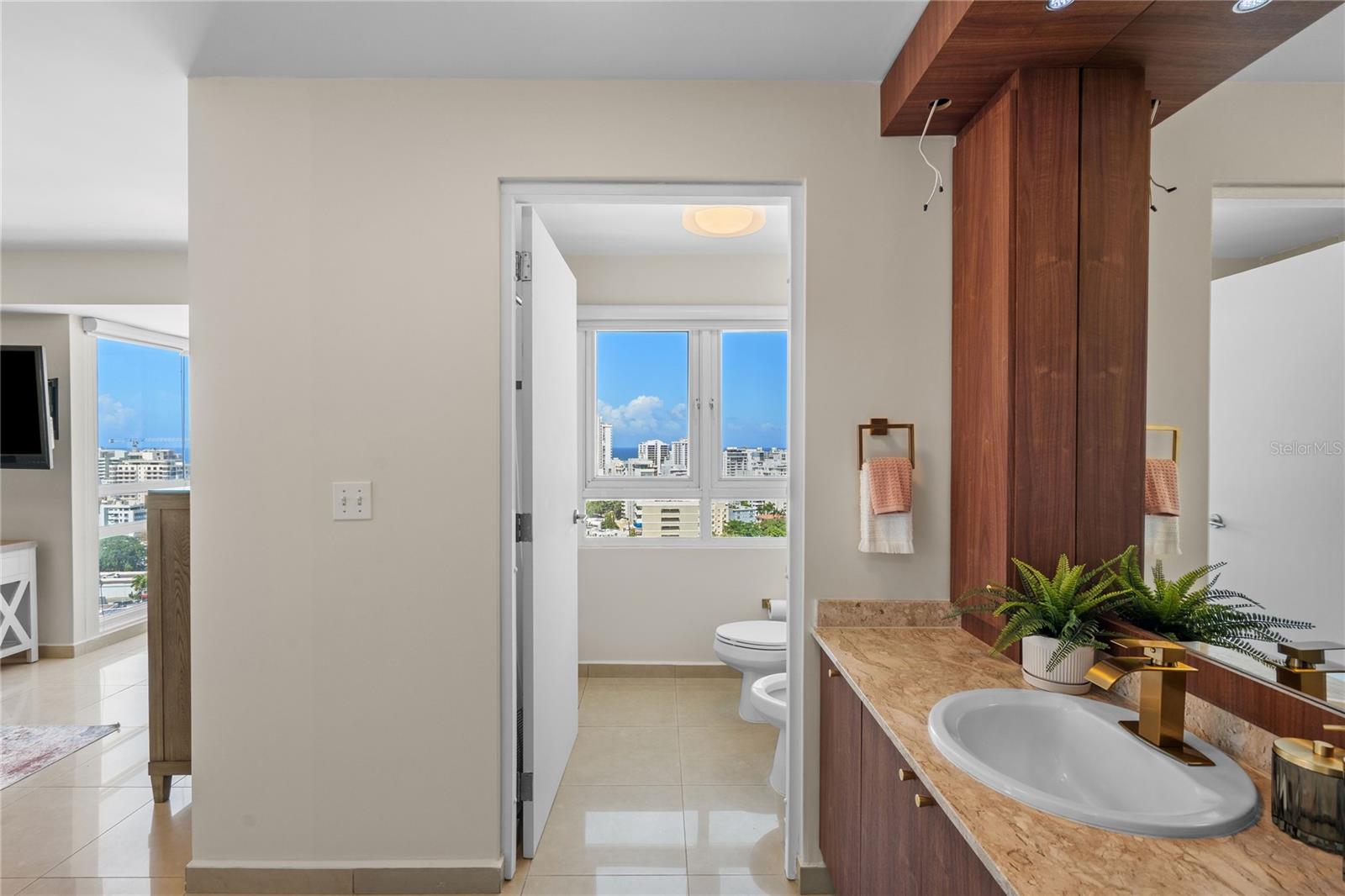 METRO PLAZA TOWERS - Residential Lease