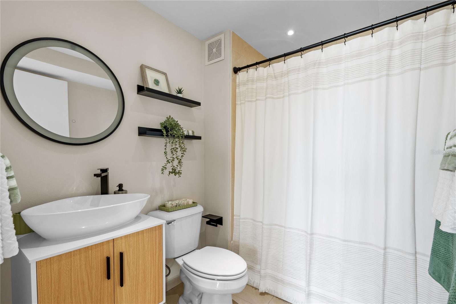 METRO PLAZA TOWERS - Residential Lease