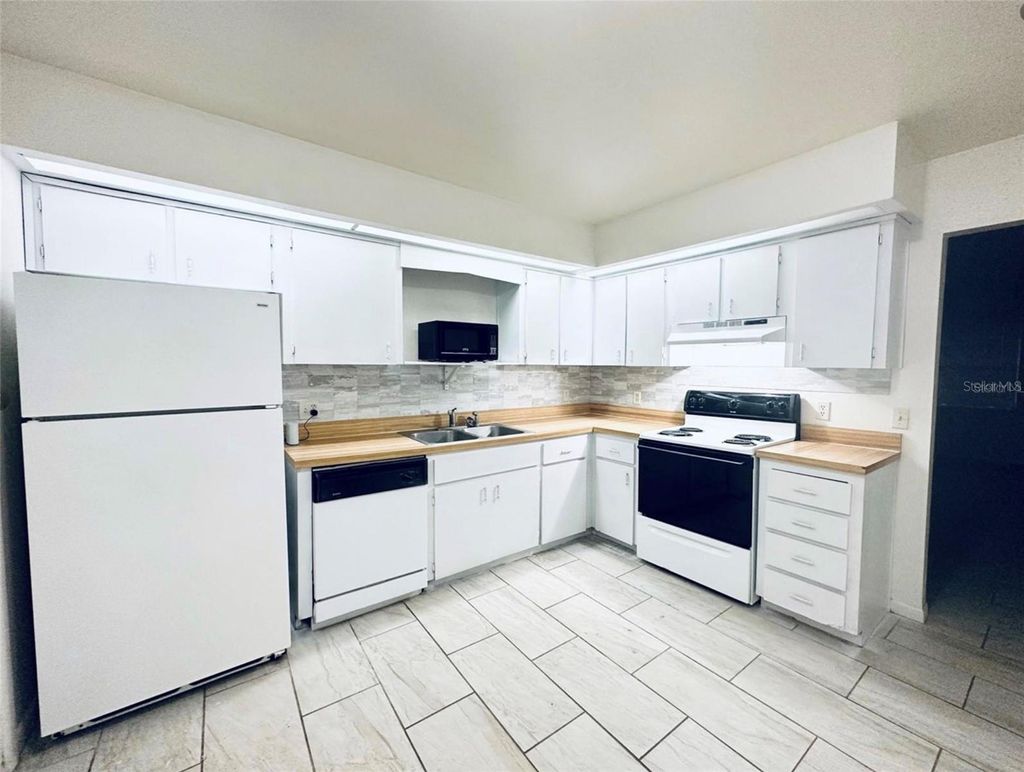 Photo of 101 Lake Hunter Drive #15 &amp; 16, Lakeland, FL 33803 (MLS # O6405508)