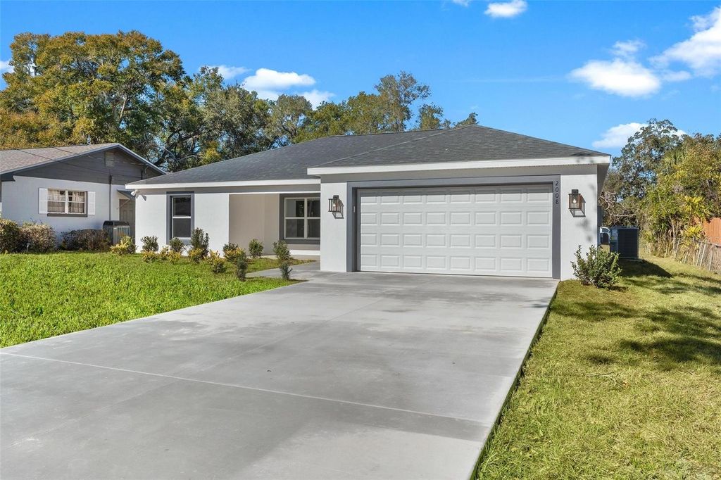 Photo of 2008 Hollywood, Leesburg, FL 34748 (MLS # G5103622)