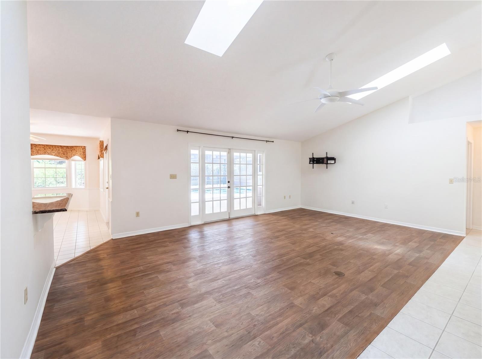 1543 CHAUCER COURT