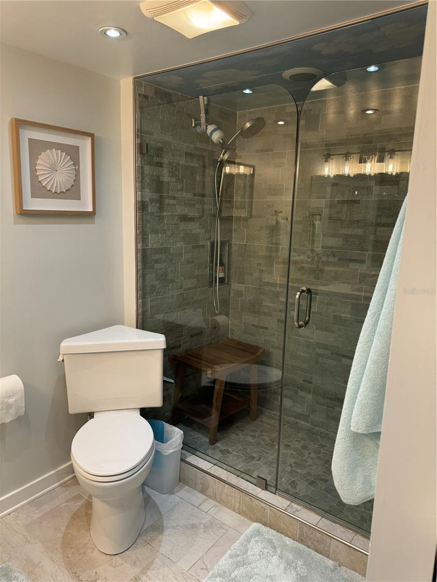 HICKORY GROVE CONDO - Residential Lease