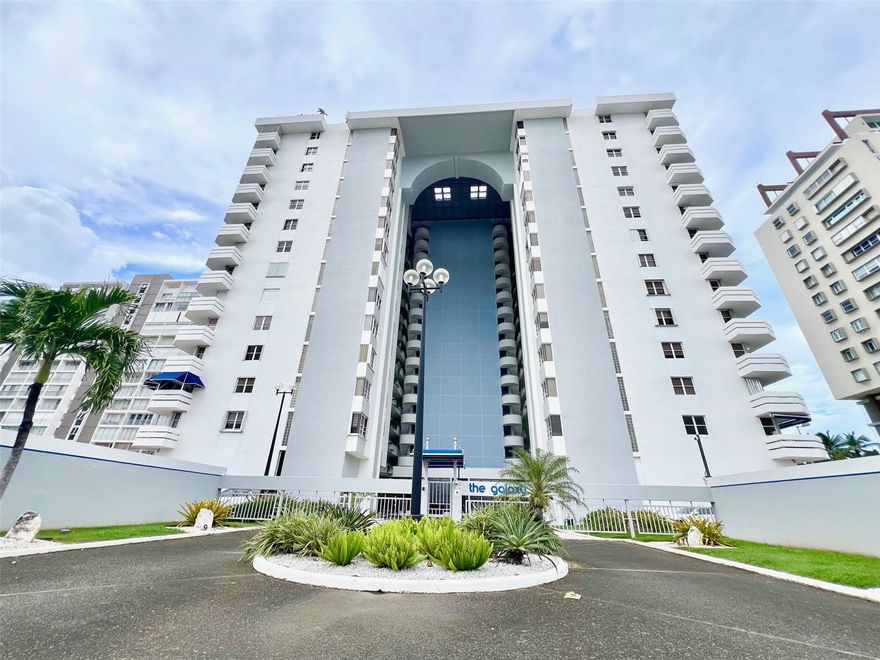 This elegant beachfront apartment features two bedrooms, two bathrooms, and a balcony offering stunning views of both the ocean and surrounding mountains. The unit is fully furnished and move-in ready. Residents enjoy access to amenities including a swimming pool, half basketball court, gym, barbecue area, 24-hour security, direct beach access, and one designated underground parking space.