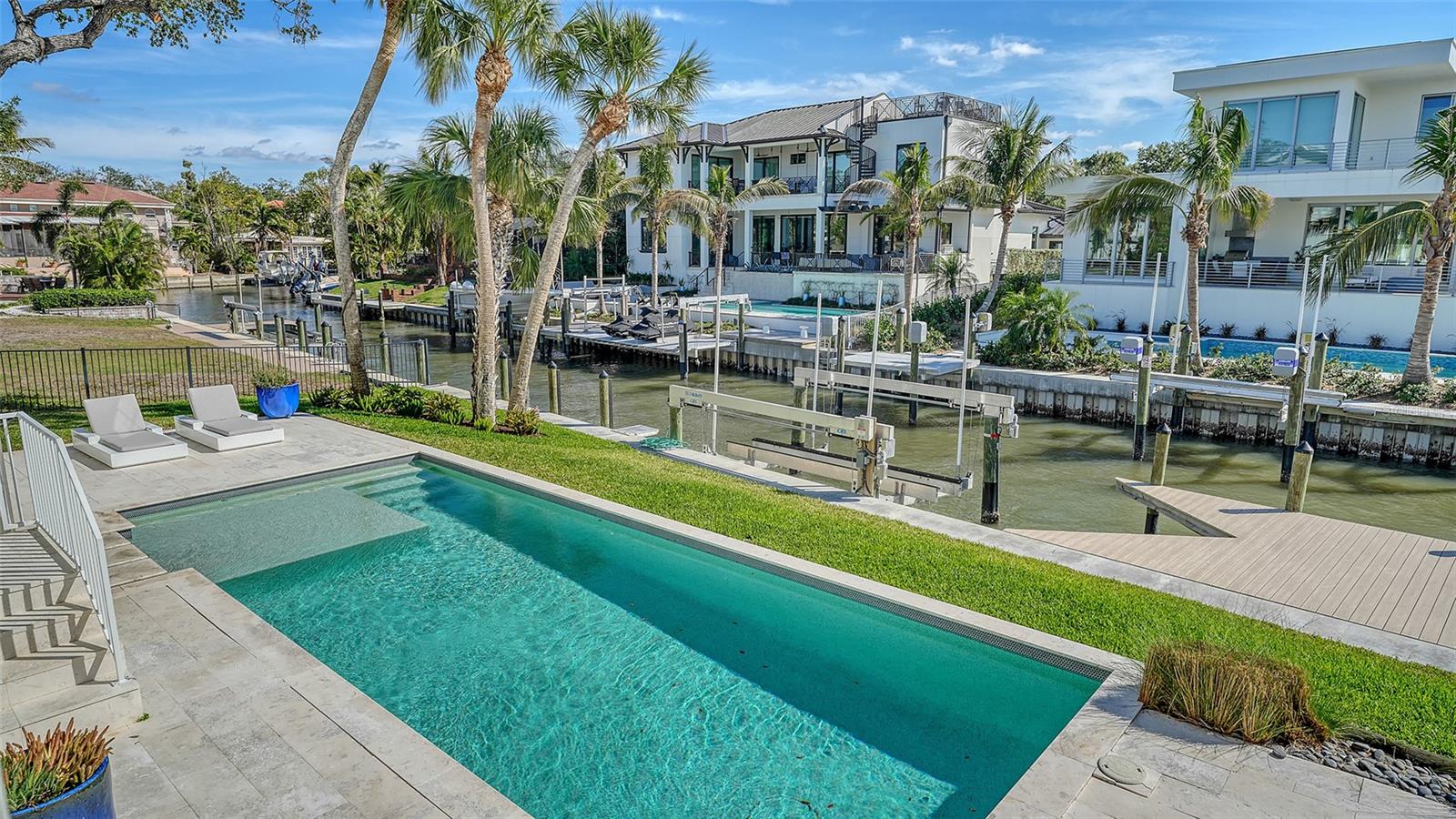 PARADISE SHORES - Residential