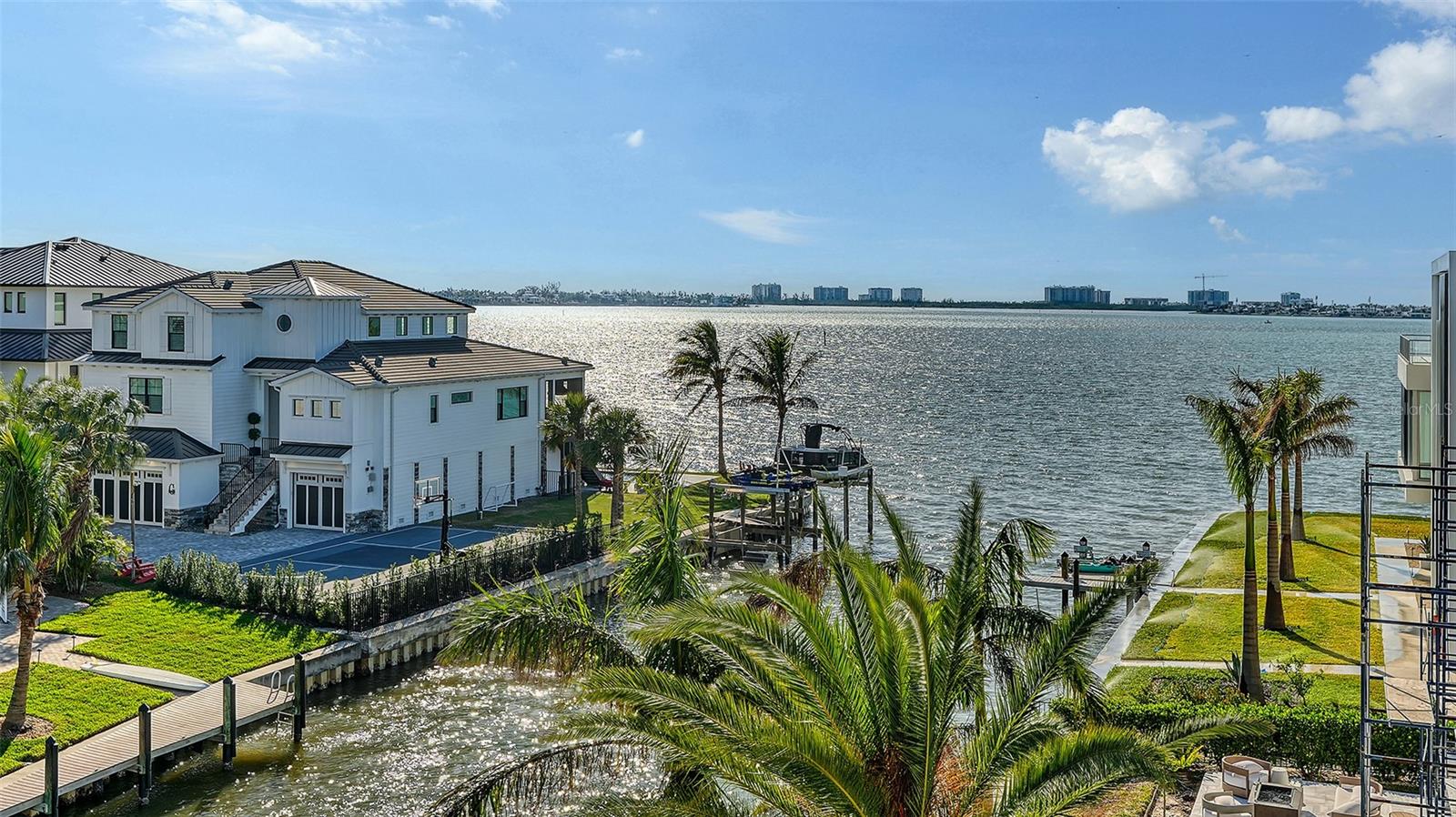 PARADISE SHORES - Residential