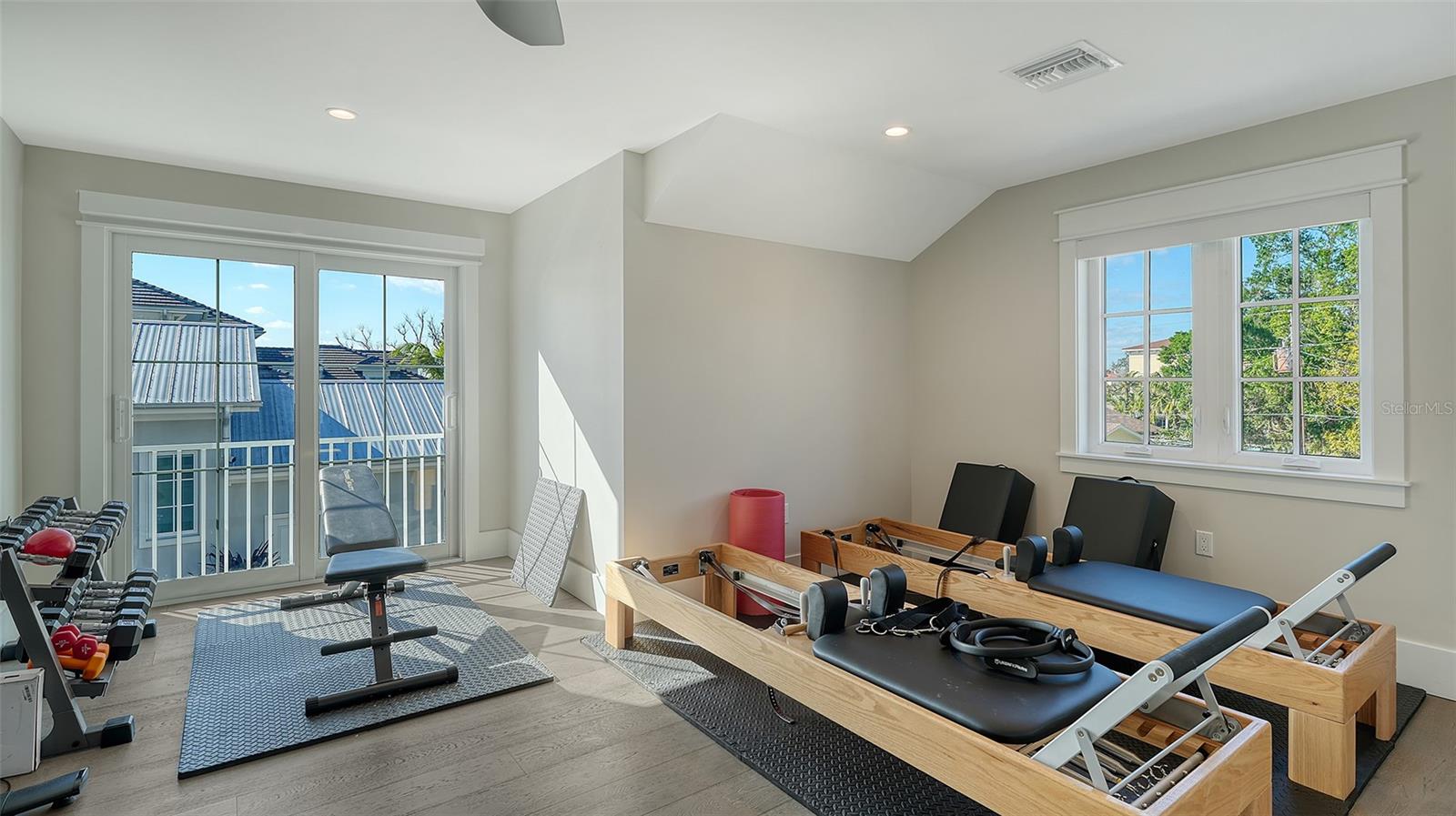 PARADISE SHORES - Residential