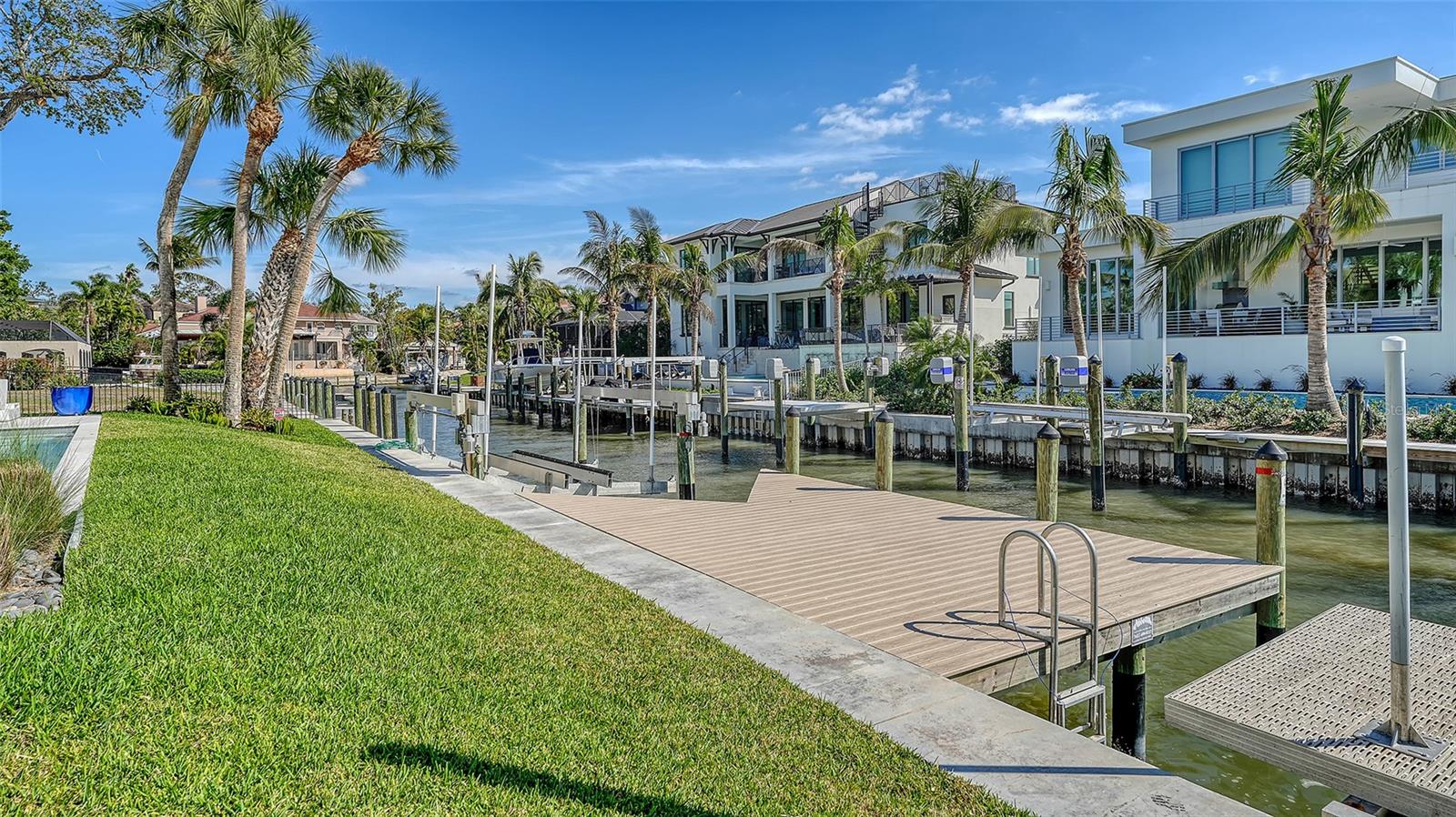 PARADISE SHORES - Residential