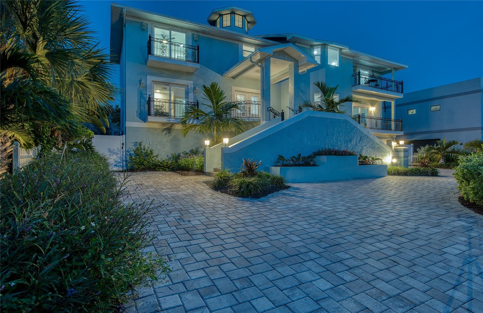 289 8TH AVENUE N