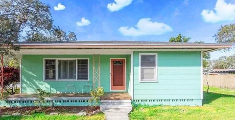 Photo of 214 Highland Avenue, Clearwater, FL 33755 (MLS # O6321854)