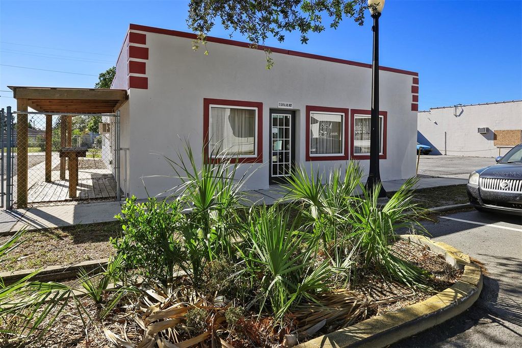 Photo of 37 W Central Avenue, Lake Wales, FL 33853 (MLS # K4902733)