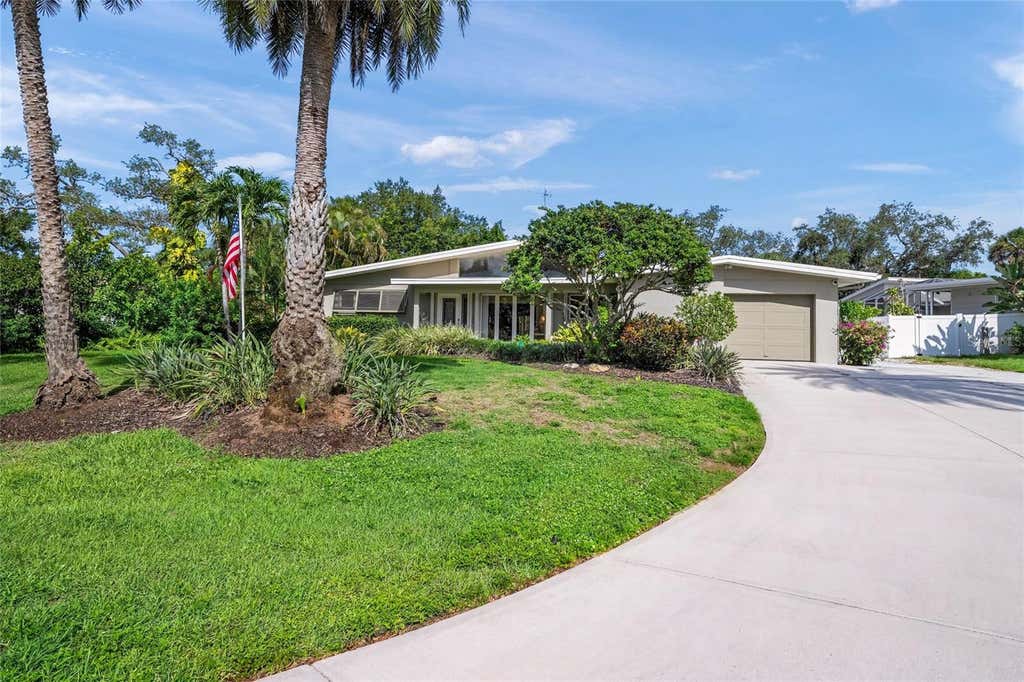 Photo of 7616 Cove Terrace, Sarasota, FL 34231 (MLS # A4699941)