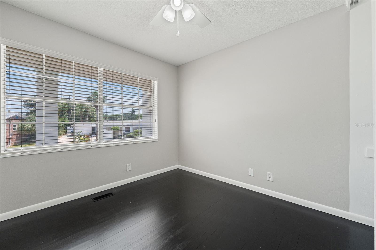 BREAKERS UNIT 01 - Residential