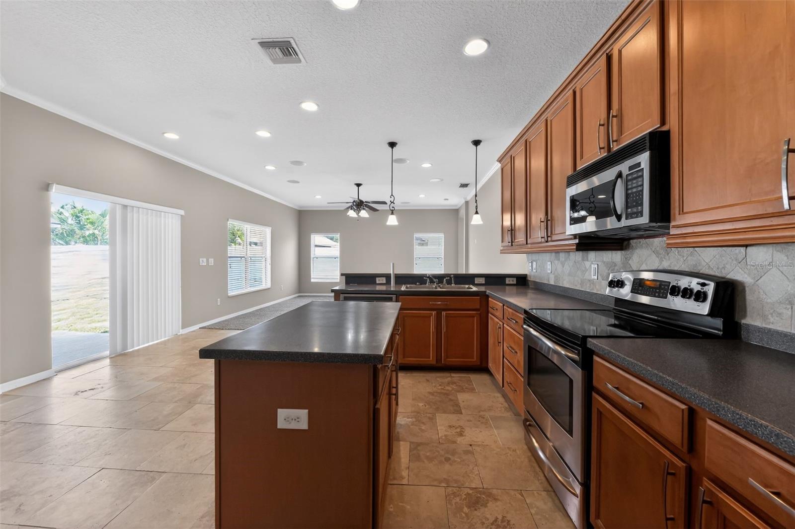 1833 MIRA LAGO CIRCLE