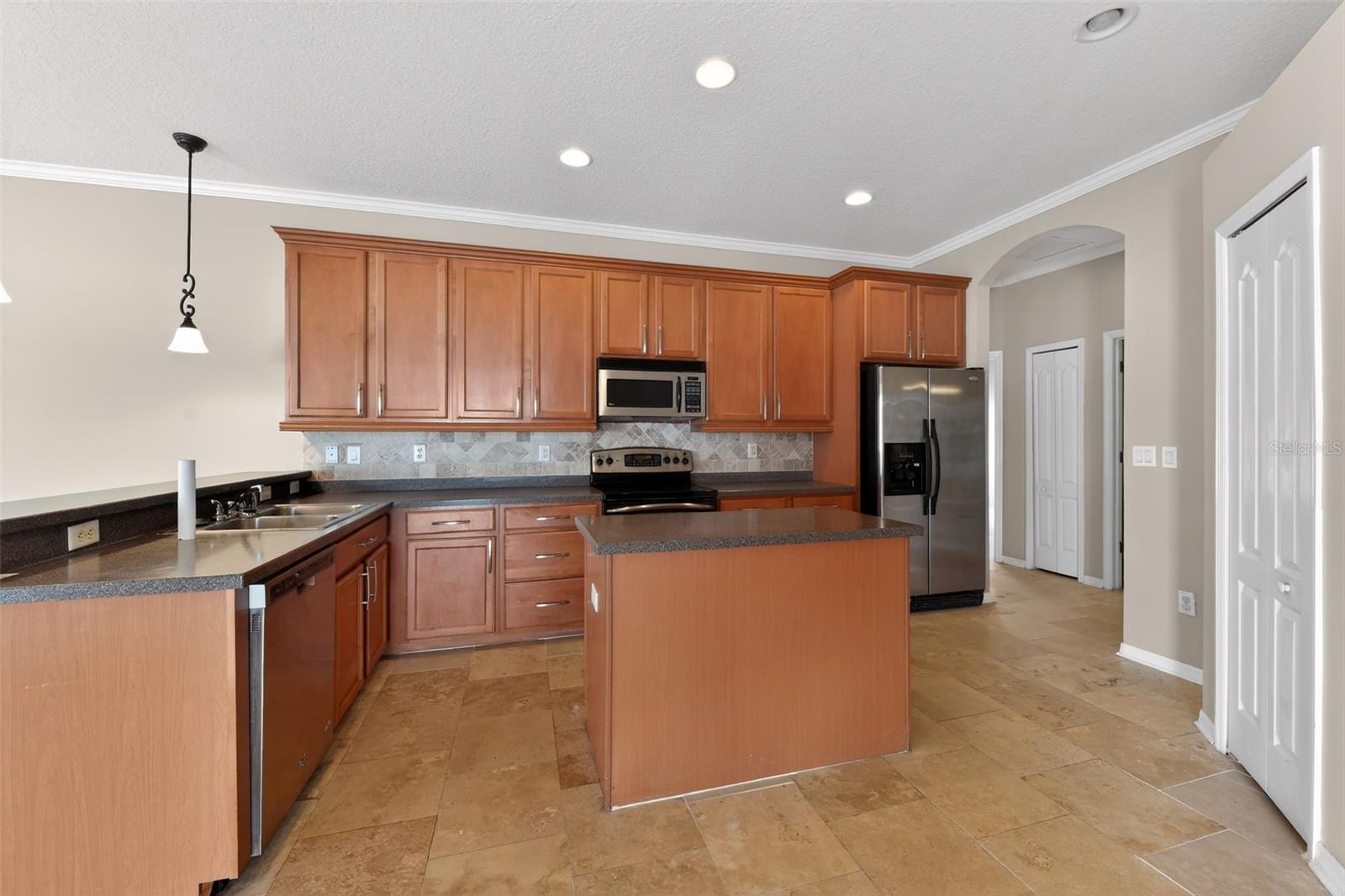 1833 MIRA LAGO CIRCLE