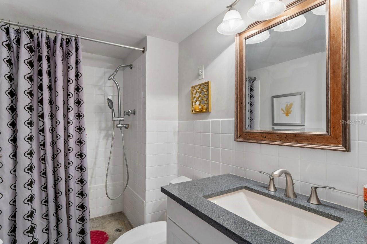 PARADISE ISLAND TOWERS CONDO - Residential