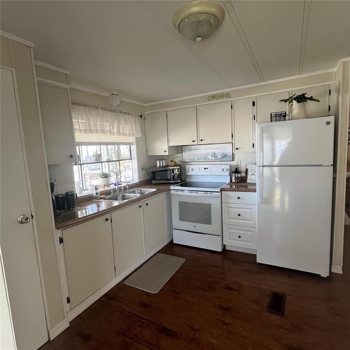 PALM LAKE ESTATES - Residential