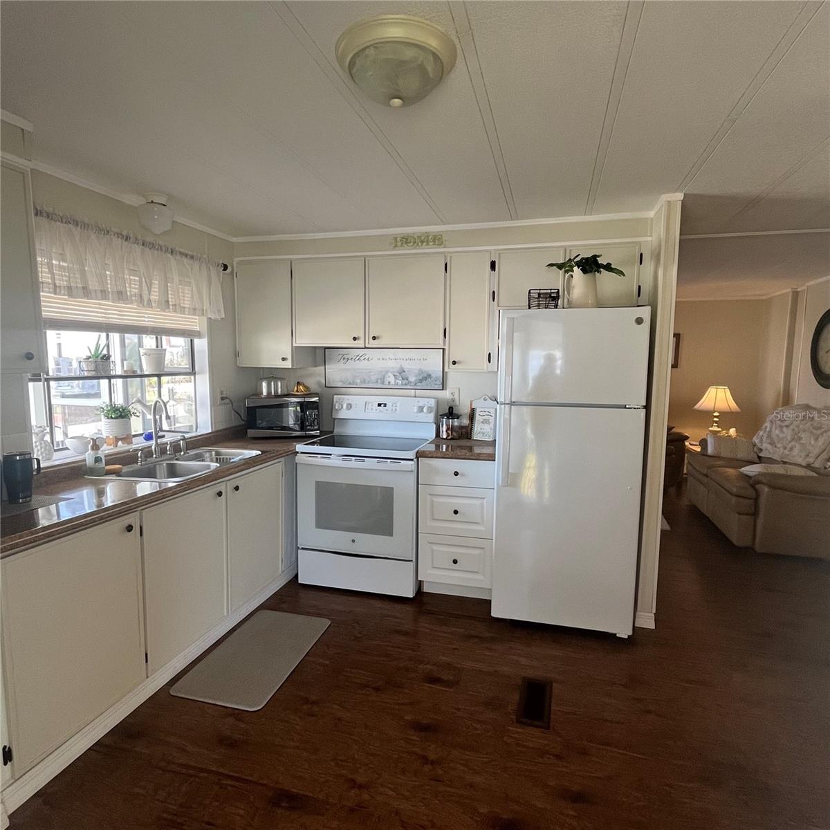 PALM LAKE ESTATES - Residential