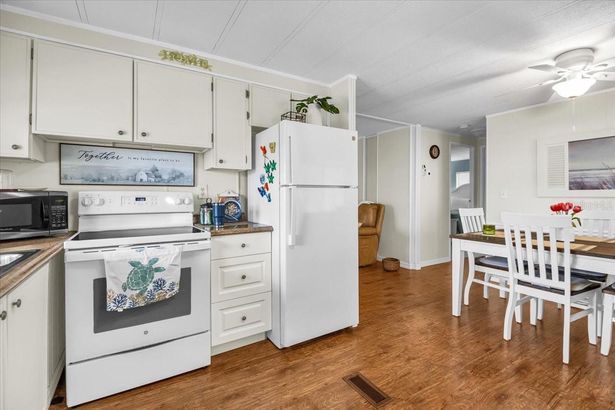 PALM LAKE ESTATES - Residential