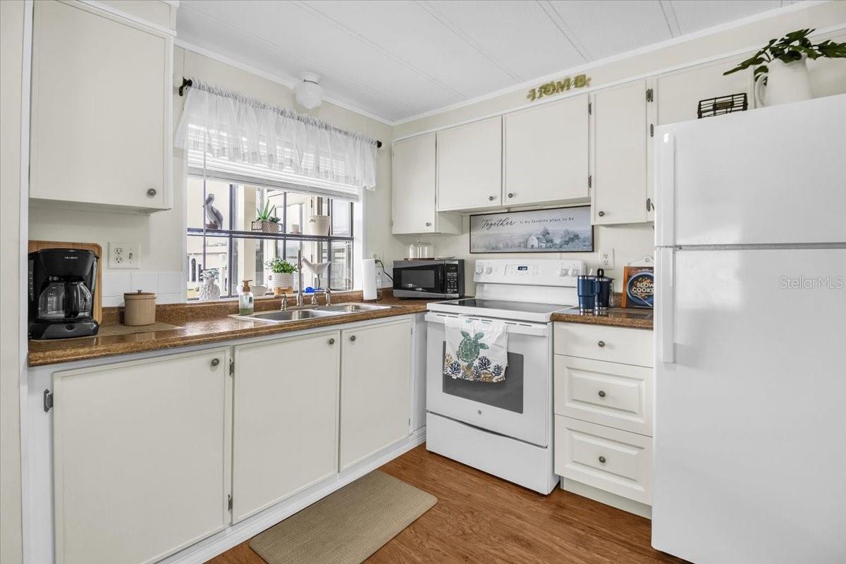 PALM LAKE ESTATES - Residential