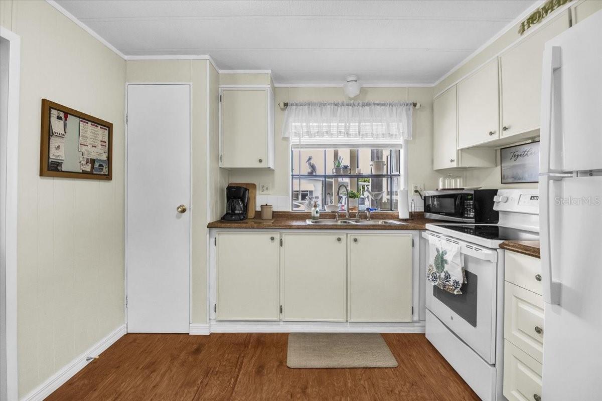 PALM LAKE ESTATES - Residential