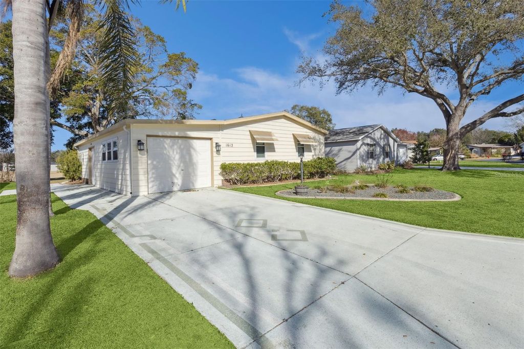 Photo of 1612 E Schwartz Boulevard, Lady Lake, FL 32159 (MLS # O6376526)