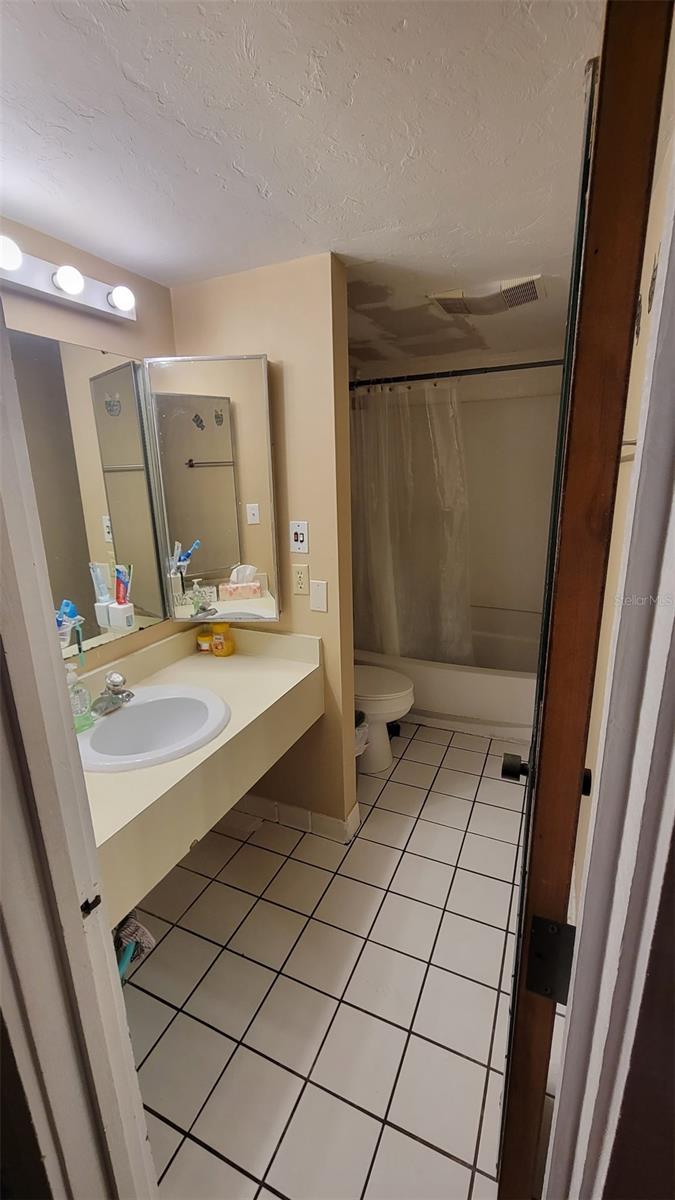 GRENELEFE CAMELOT CONDO UNIT 05 PH 01 - Residential