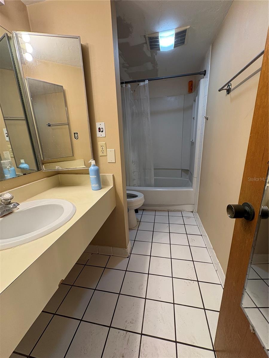 GRENELEFE CAMELOT CONDO UNIT 05 PH 01 - Residential