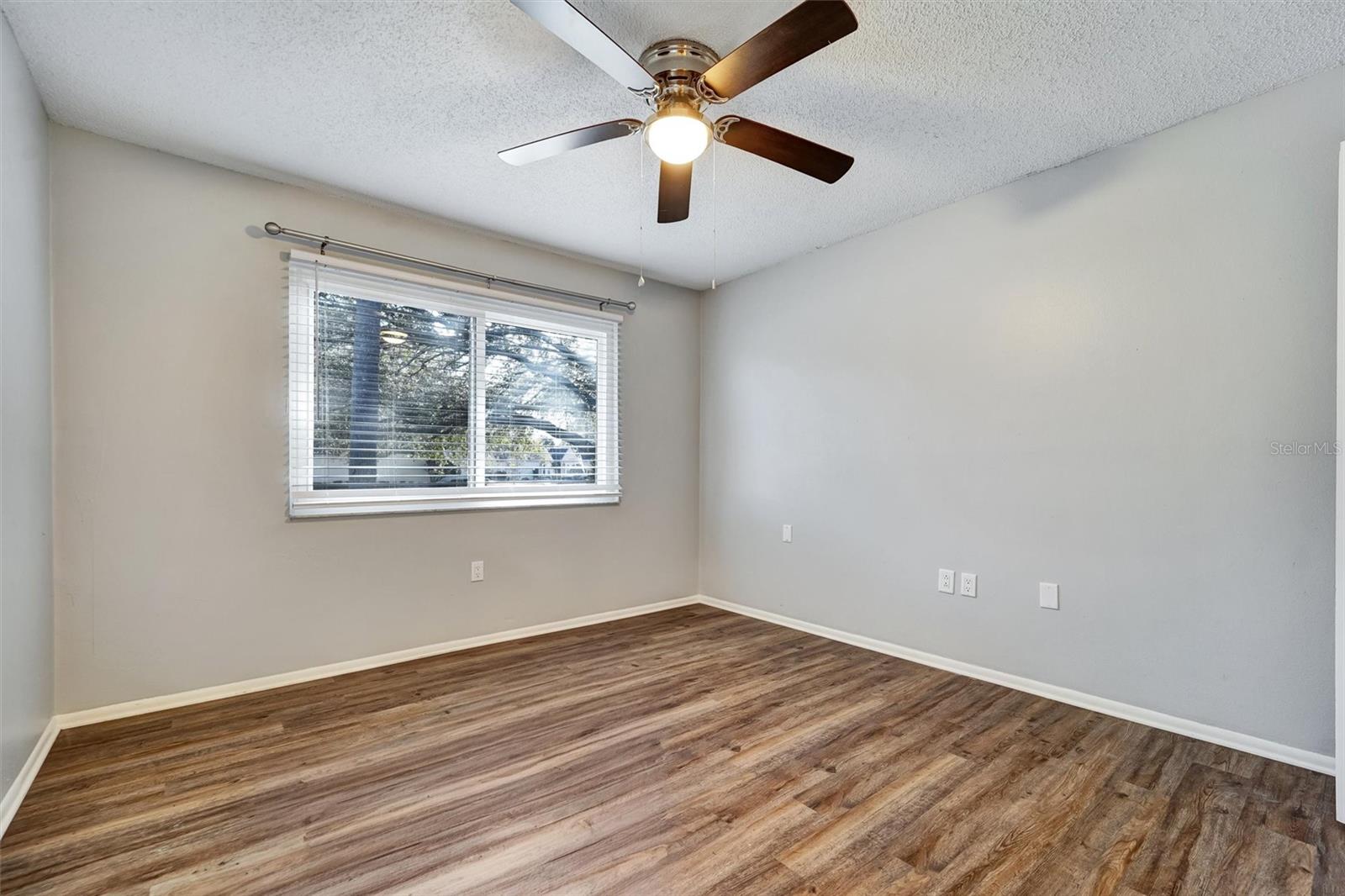 DOLLAR LAKE VILLAGE CONDO 01 - Residential