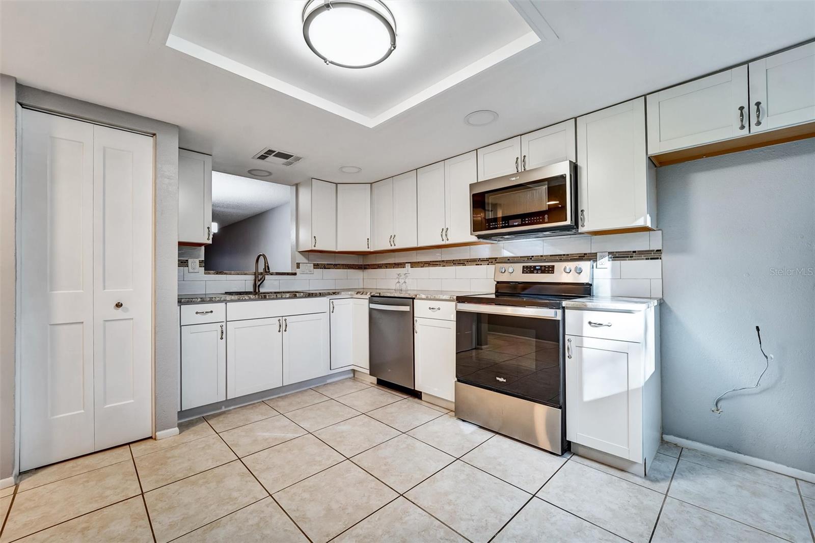 DOLLAR LAKE VILLAGE CONDO 01 - Residential