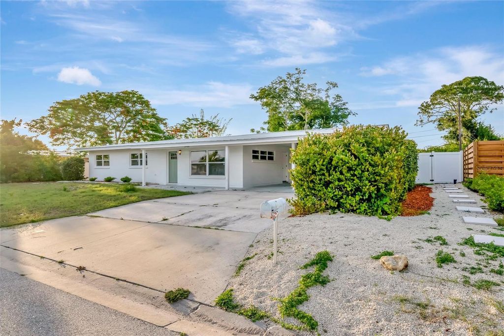 Photo of 2705 Sunnyside Street, Sarasota, FL 34239 (MLS # A4695026)