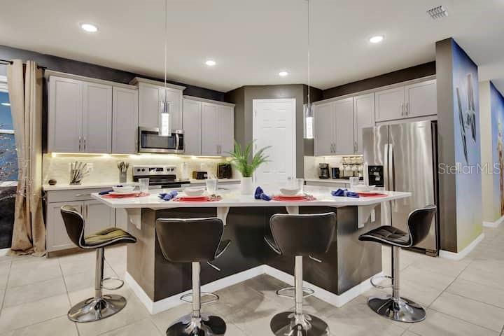 1919 TROPICAL PALMS CIRCLE