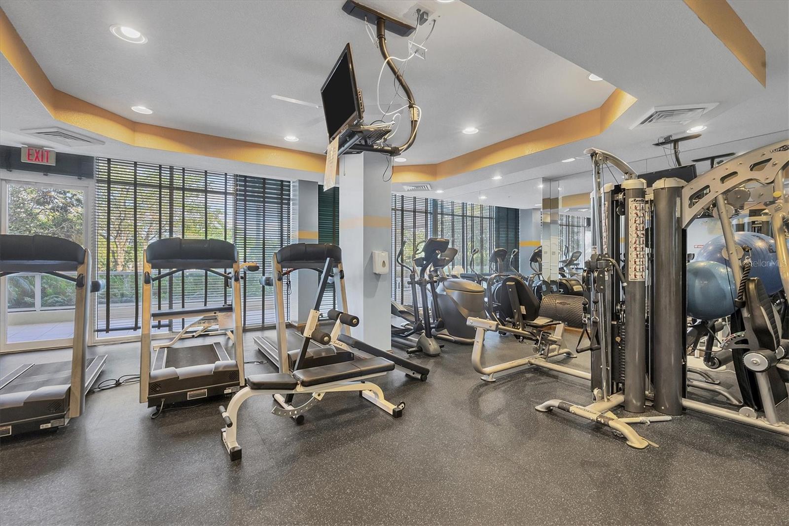 L ELEGANCE ON LIDO BEACH - Residential