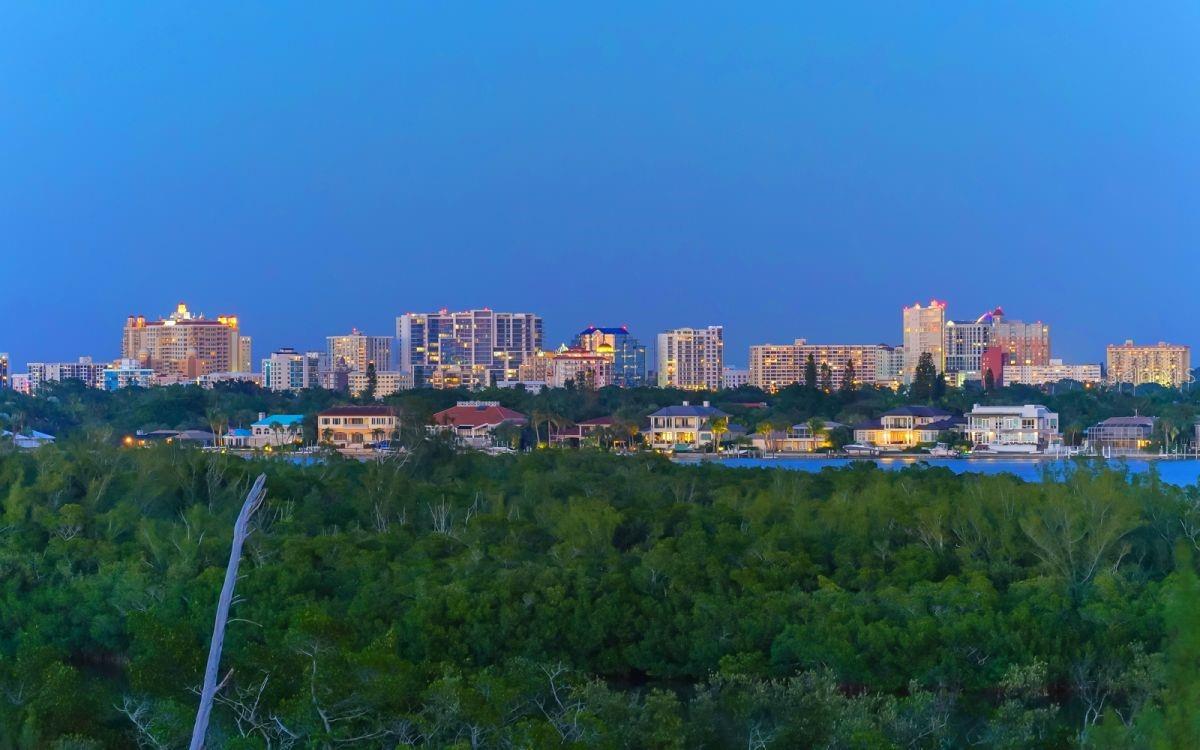 L ELEGANCE ON LIDO BEACH - Residential