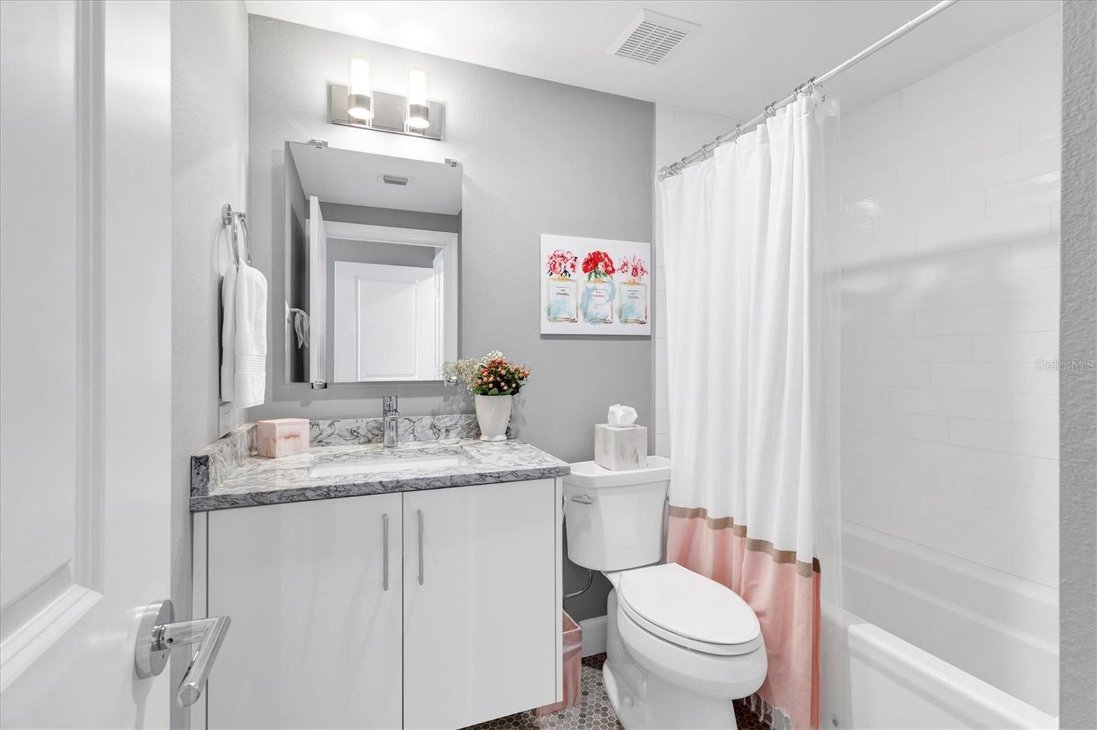 L ELEGANCE ON LIDO BEACH - Residential