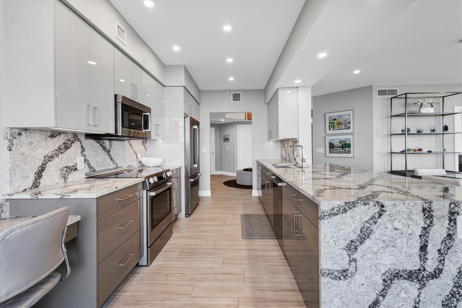 L ELEGANCE ON LIDO BEACH - Residential