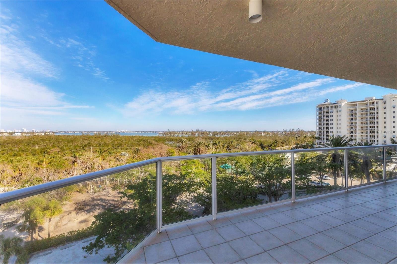 L ELEGANCE ON LIDO BEACH - Residential