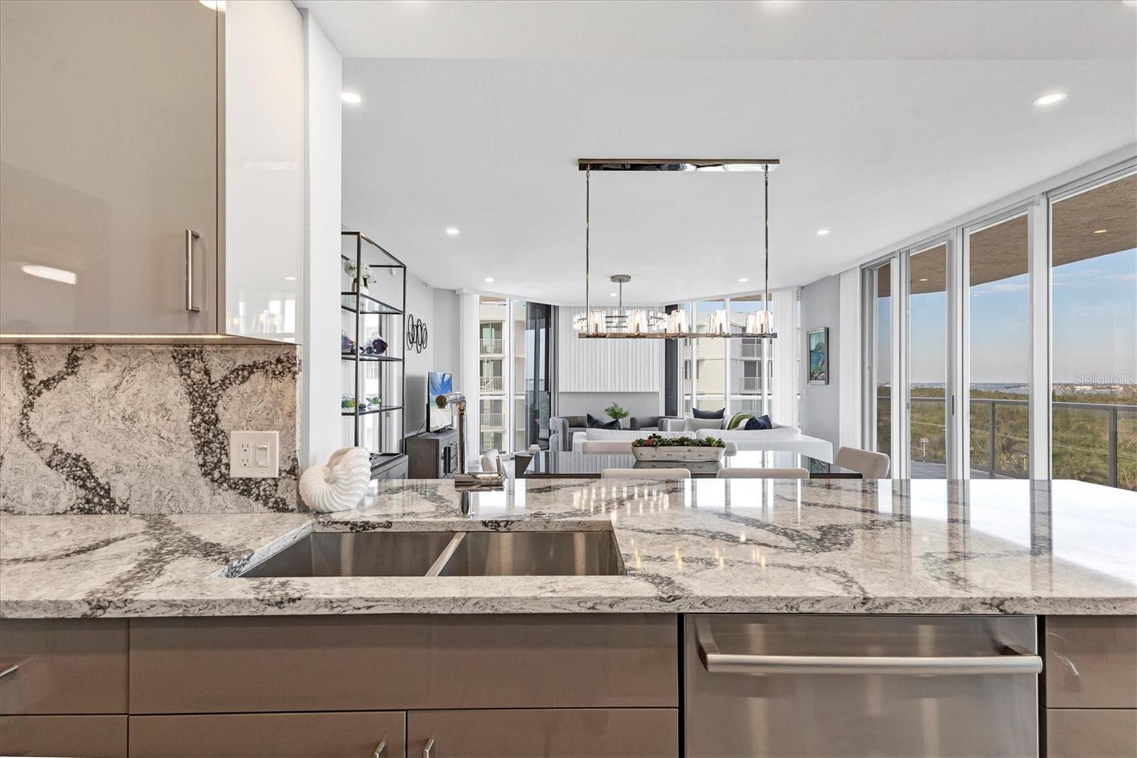 L ELEGANCE ON LIDO BEACH - Residential