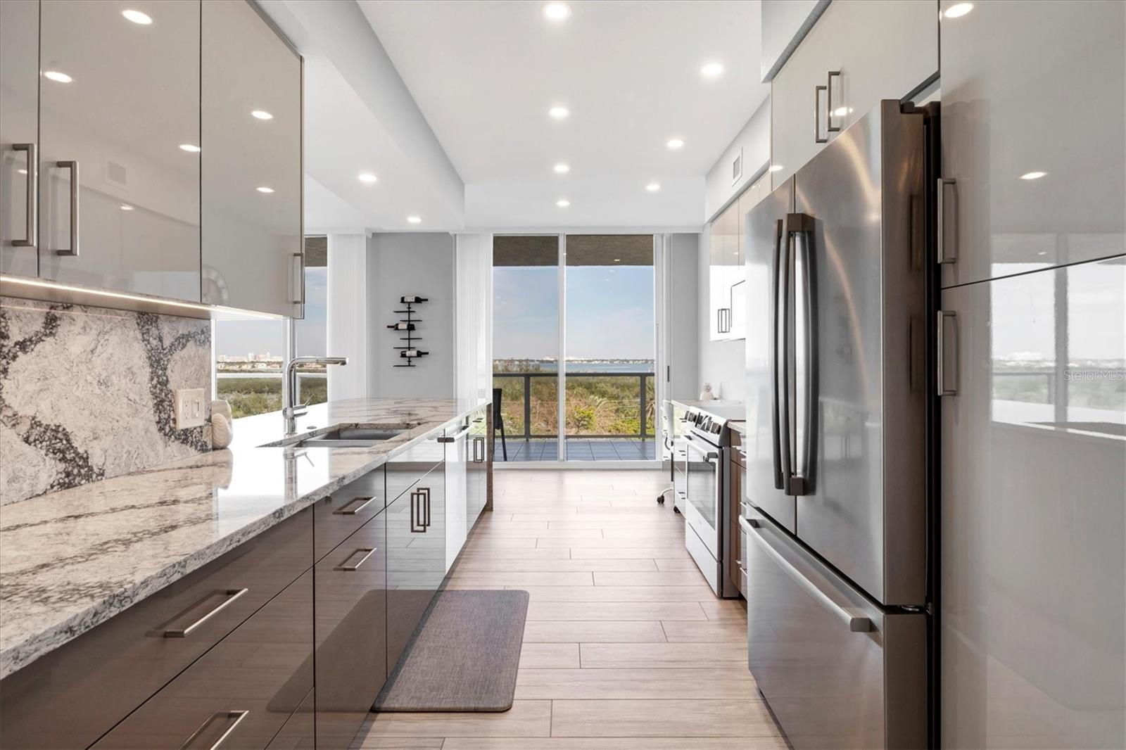 L ELEGANCE ON LIDO BEACH - Residential