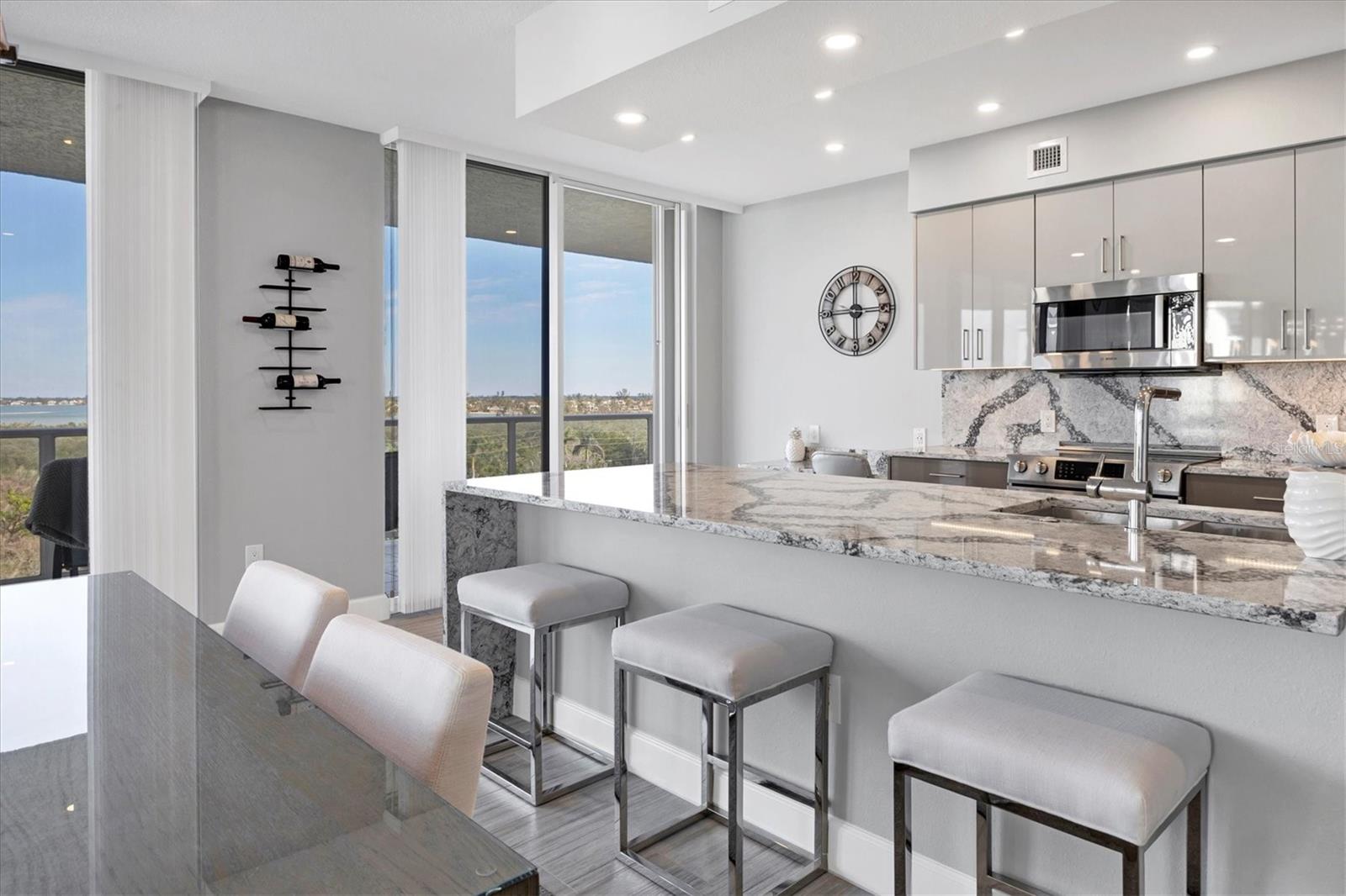 L ELEGANCE ON LIDO BEACH - Residential