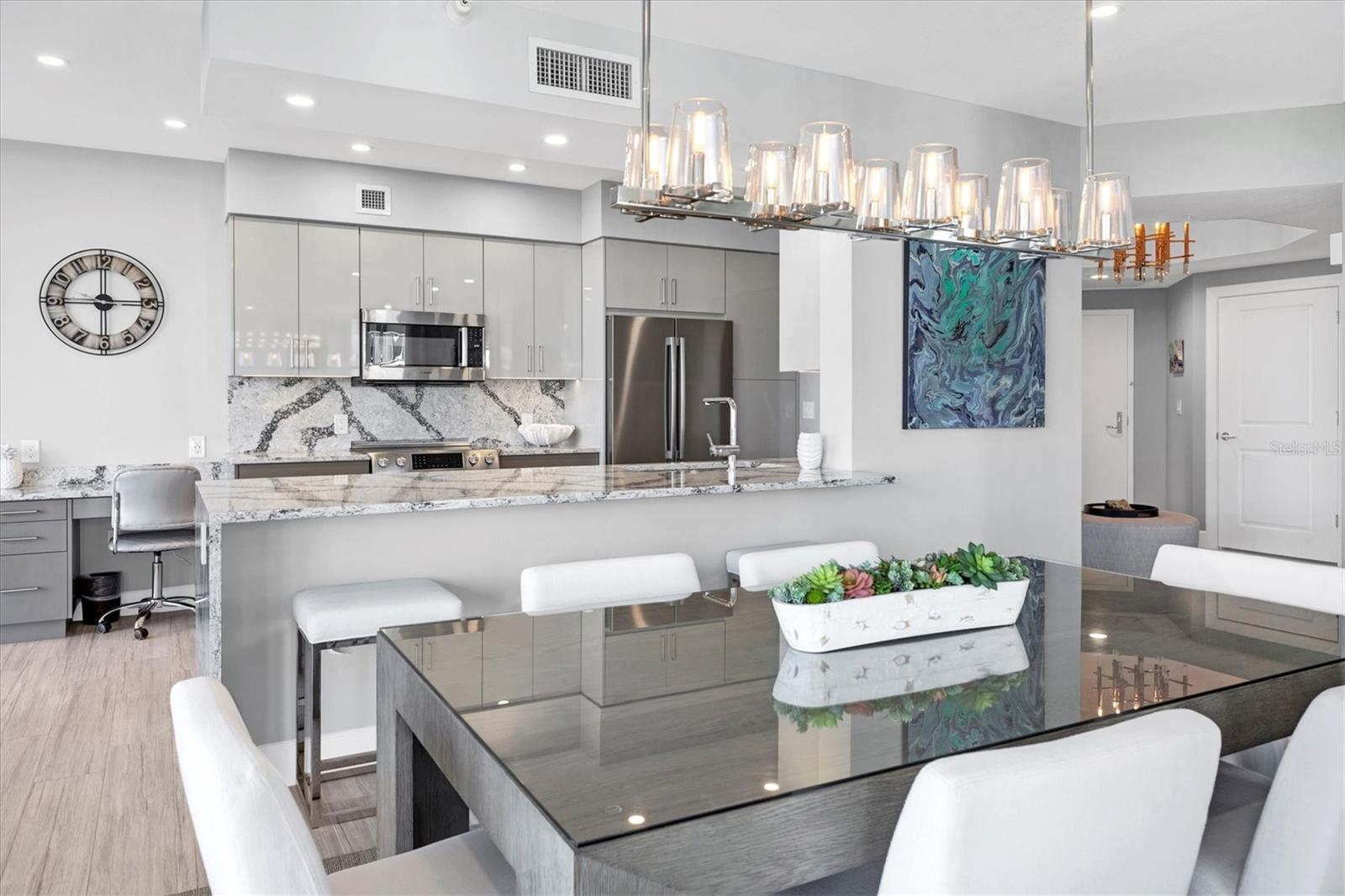 L ELEGANCE ON LIDO BEACH - Residential