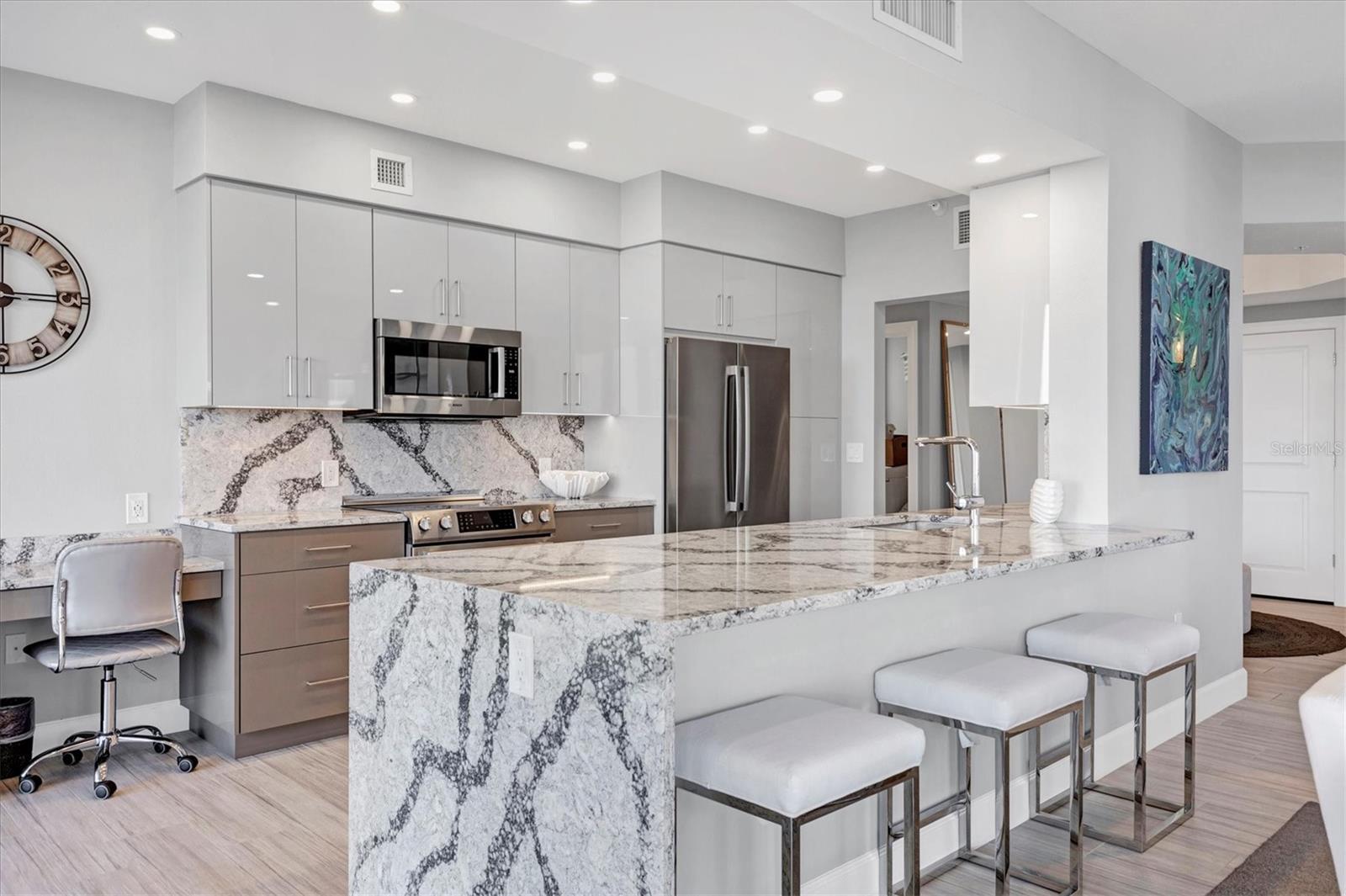 L ELEGANCE ON LIDO BEACH - Residential